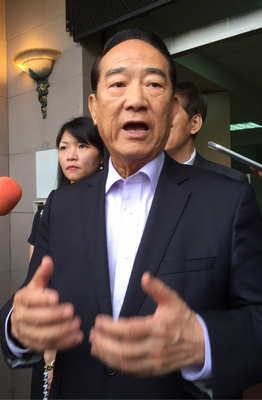 親民黨總統參選人宋楚瑜(中)9日談到如果中國國民黨主席朱立倫登門拜訪時表示,不排除公開談任何問題,但不願被視為密室協商。(中央社)