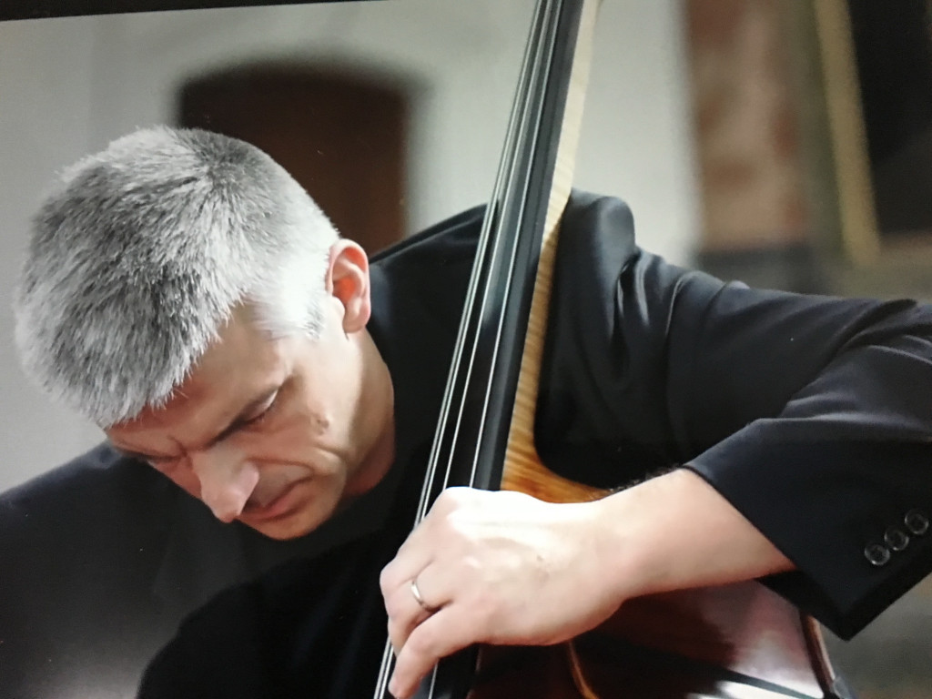 低音大提琴是高度技巧性的獨奏樂器。圖為Bozo Paradzik 2010年10月6日在柏林演奏《辛德勒的名單》配樂神態。他現為德國弗萊堡音樂學院低音提琴教授。 圖 / 翻攝自演奏海報