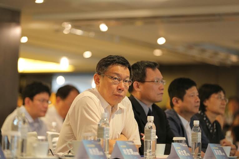 日勝生董事長林榮顯親自出席北市府舉行的聯合招商座談會,台北市長柯文哲表示,一切公開透明,只要按照規則市府都歡迎,至於日勝生若得標會不會怪怪或怕怕的?柯文哲說「依法行事怕什麼?」。(圖北市府提供20150721)