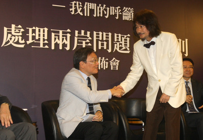 前民進黨主席施明德（前右）、前國安會秘書長蘇起（左）等人，27日在台北舉行記者會，呼籲用「大一中」架構取代「一中」原則。中央社記者謝佳璋攝  103年5月27日