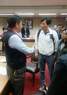 立法院內政委員會8日審查公民投票法部分條文修正草案，中研院研究員黃國昌與中國國民黨立委張慶忠爆衝突。(中央社)