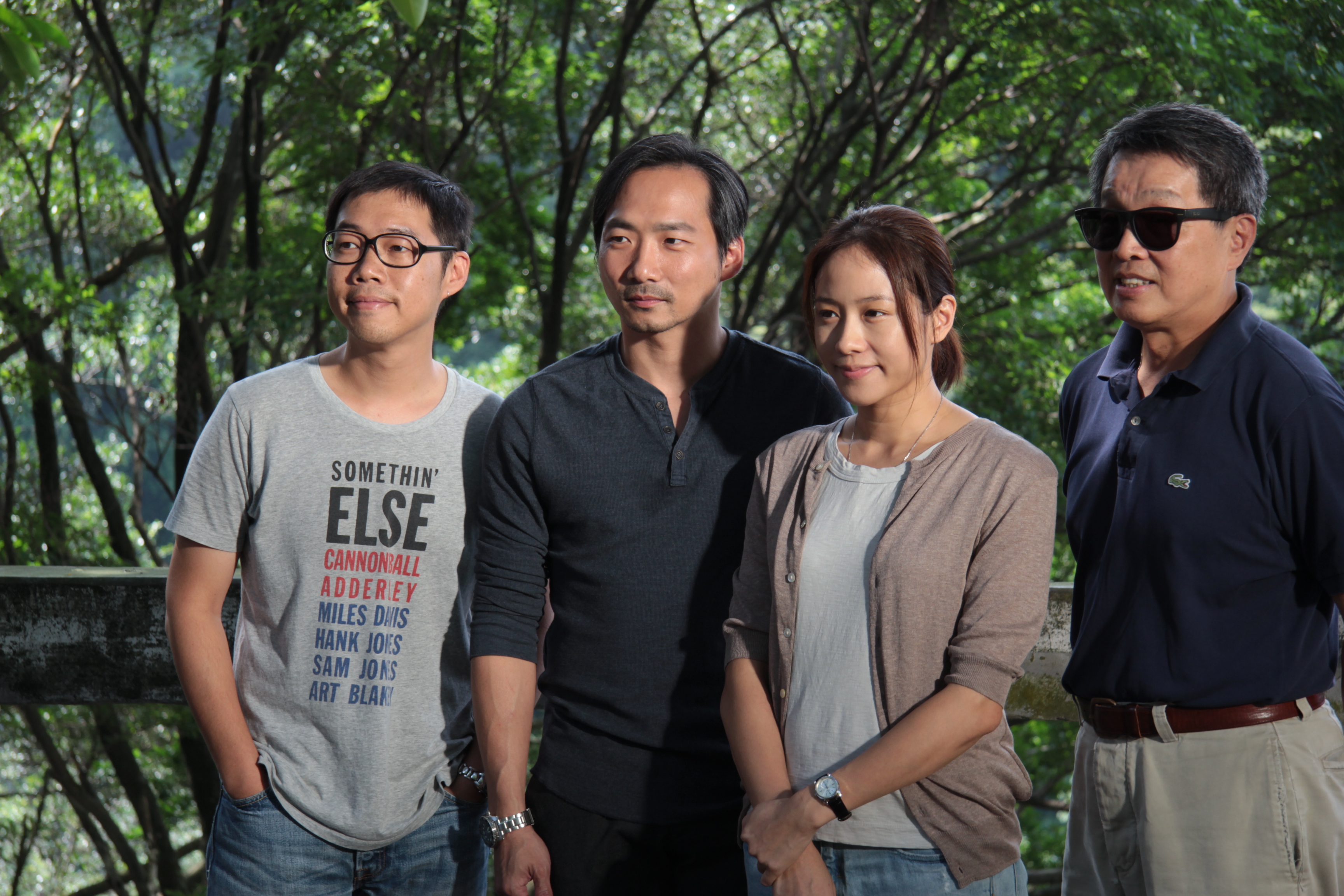桃園縣文化局長張壯謀(右)與《百日告別》導演林書宇(左起)、男主角五月天石頭、女主角林嘉欣合照。 (桃園協拍中心提供)