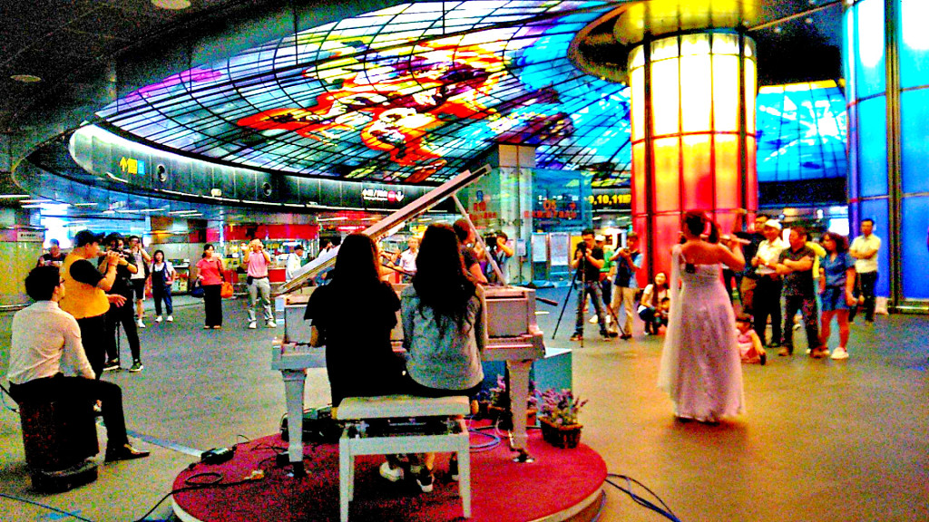 2016高雄漫遊生活節活動將於22日於西子灣地區舉行，今13日在捷運美麗島站，舉行實境秀快閃行動劇表演，歡迎市民「低碳輕遊西子灣」。(記者陳俊廷)