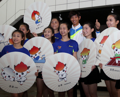 104年全國大專院校運動會將於5月2日到6日舉行，承辦的輔仁大學邀請棒球明星球員曹佑寧（右3）擔任全大運代言人。(中央社資料照片)