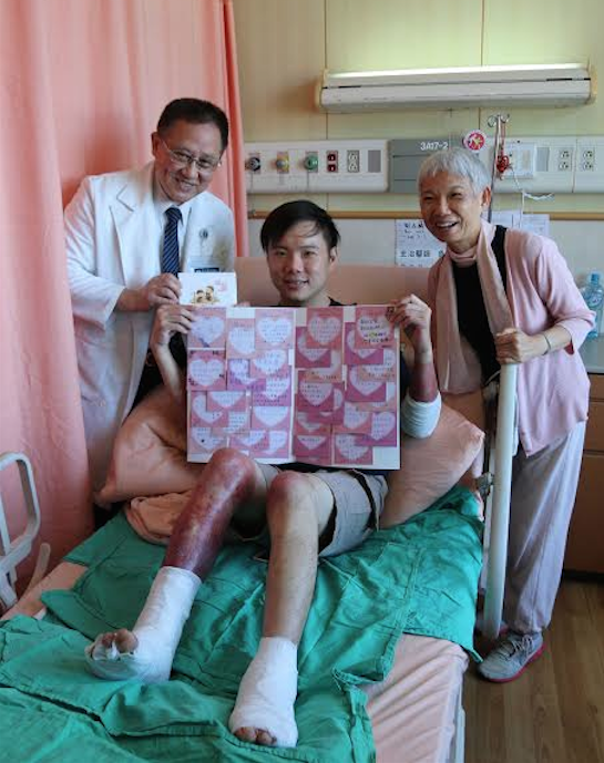 劉泰麟在母親陪同下出院，感謝主治醫師鄭立福及醫護團隊的悉心照顧。（圖片由慈濟醫院提供）