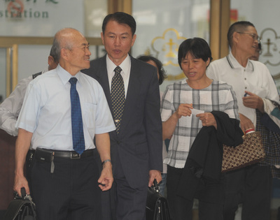 台灣高等法院首次開庭審理陸軍下士洪仲丘案,26日在台北傳喚前542旅旅長沈威志(左2起)到庭,訊後離去時與洪仲丘父母(右1、右2)碰在一起但未交談。(中央社)