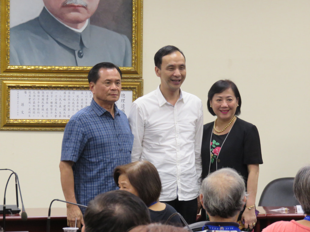 朱立倫晚間在中央黨部出席海外僑領茶會,盼大家共同承擔,「險中求勝」,會後朱立倫也和僑領們合照「搏感情」。(記者唐詩攝影)