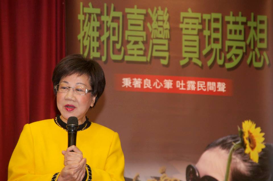 儘管一早五點多才從美國返台,前副總統呂秀蓮仍特地到場參加《民報》創刊茶會。(記者黃謙賢攝)