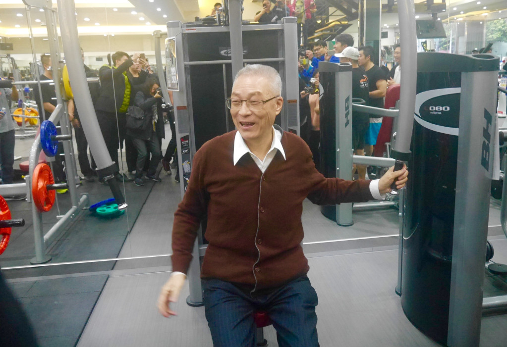 吳敦義在花蓮健身房與青年軍座談分，並體驗健身機器材刻意與年輕人拉近距離。圖／王志偉翻攝
