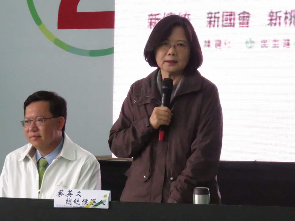 蔡英文今天在桃園與市長鄭文燦、立委候選人共同發表「新政治、新國會、新桃園」CF 。(劉明堂攝)