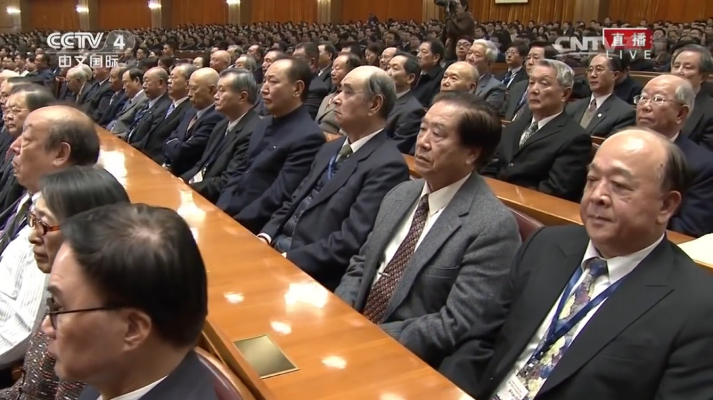 我退將現身在中共紀念孫文誕辰會場，國防部長馮世寬緩頰，指唱中共國歌時起立是情勢所逼，他相信沒有「唱」國歌。圖／翻攝自央視