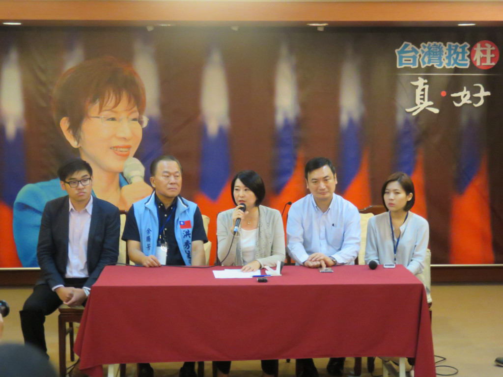 國民黨總統參選人洪秀柱辦公室今（3）日上午召開記者會，發言人王鴻薇（圖左三）數度強調洪「絕不退選」。（記者唐詩攝影）