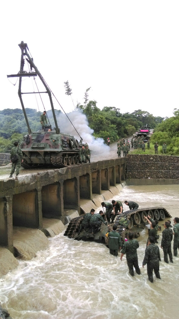 參加漢光演習之一聯勇演習的M48H勇虎戰車，於恆春網紗溪墜溪，官兵在溪水裡救援受困4官兵。國防部提供