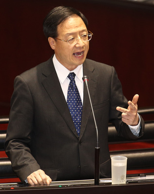 行政院長江宜樺今天(14日)在立法院答詢表示，願意對食安風暴鄭重向全國民眾道歉。﹝中央社資料相片 ﹞
