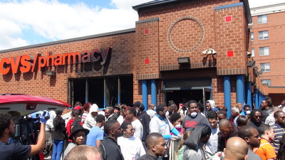 巴爾的摩暴動震驚全美，當地市民自動組織復原行動，圖為民眾清理遭焚毀的商店。 (圖：中央社)　　104年4月29日