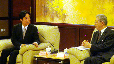 台南市長賴清德（左）7日與上海復旦大學師生座談，復旦大學校長楊玉良（右）親自接待。（中央社）