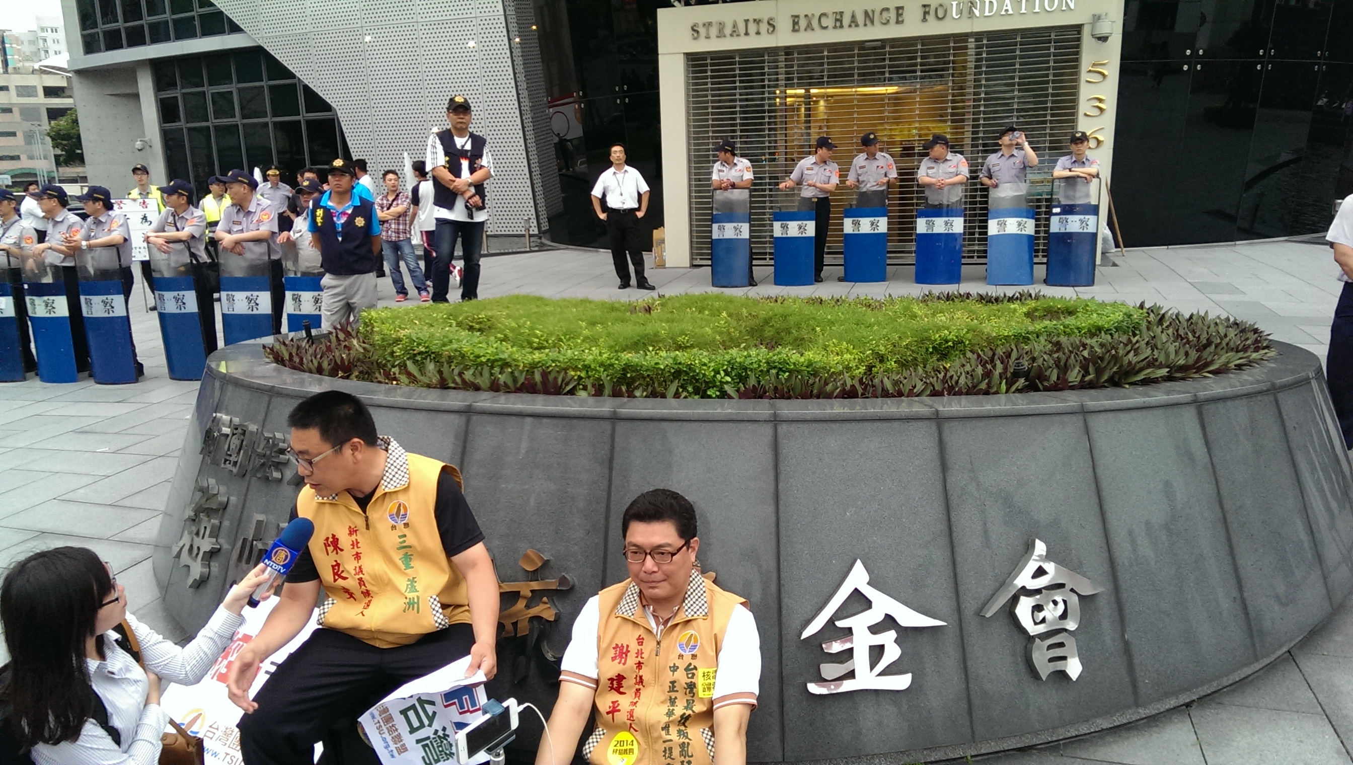 前海協會長陳雲林率團抵台「文化交流」 台聯市議員候選人場外嗆聲。(記者唐詩攝影)
