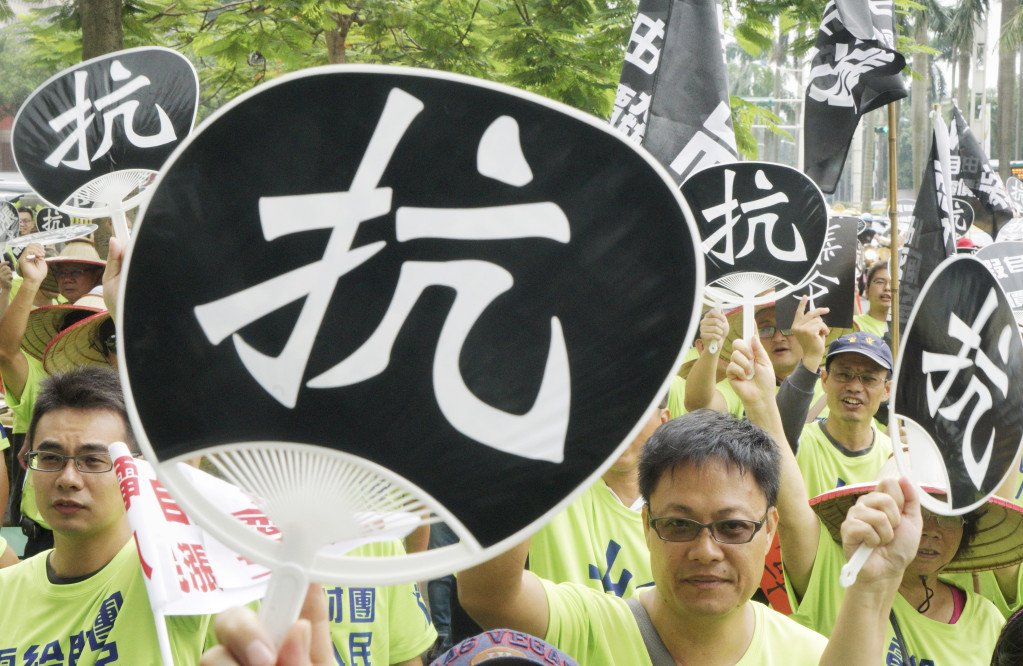 近千名台電員工上午身穿「怒」字T恤，高舉「非核家園不是共識、電力自由化不是萬靈丹、核電延役非核家園，全民公投人民作主」等抗議布條並高喊口號，在監察院前表達台電反對電業法修法、電業自由化等立場。圖／張良一