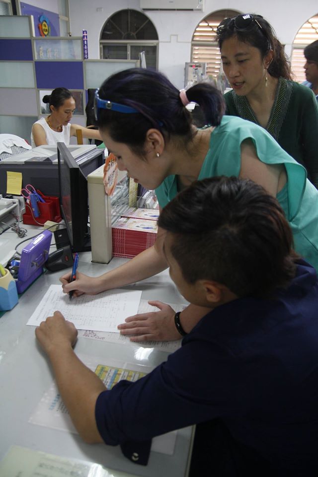 本月6日,立委Kolas Yotaka(後方)便親赴豐濱戶政事務所協助阿美族青年完成更名程序,把真正的名字還給Maro’。(圖/摘自Kolas Yotaka臉書)
