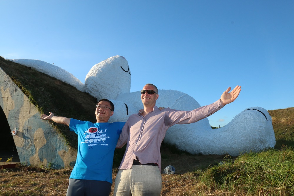 桃園縣長吳志揚與藝術家霍夫曼，一同在超級大玉兔前展現陶醉。（記者何豪毅攝）