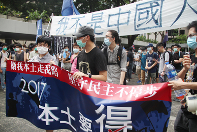 圖為被視為香港泛民中最激進的本土派日前發起遊行，反對政府提出的政改方案。（中央社資料照片）2015年5月30日