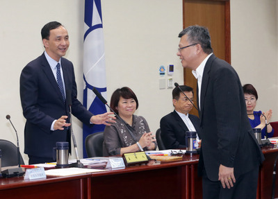 國民黨主席朱立倫(左)在中央黨部主持中常會,邀請國發會副主委黃萬翔(前右)報告當前經濟情勢。(中央社)20150520