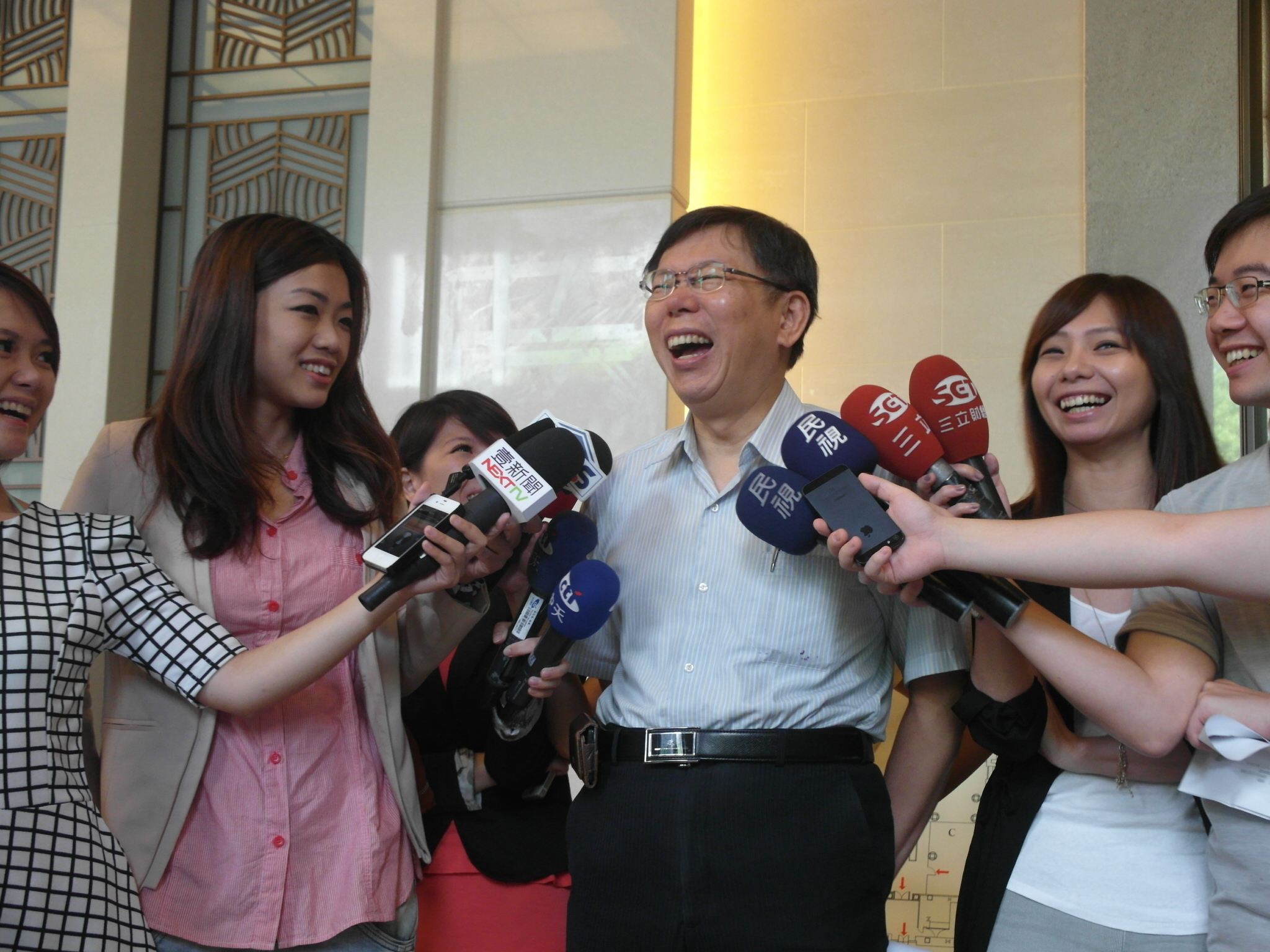 台北市長參選人柯文哲被媒體追問競選團隊薪水時，要記者當場問旁邊的助理，沒想到記者回以大家都知道，柯文哲聞言哈哈大笑。(記者陳淑貞攝)