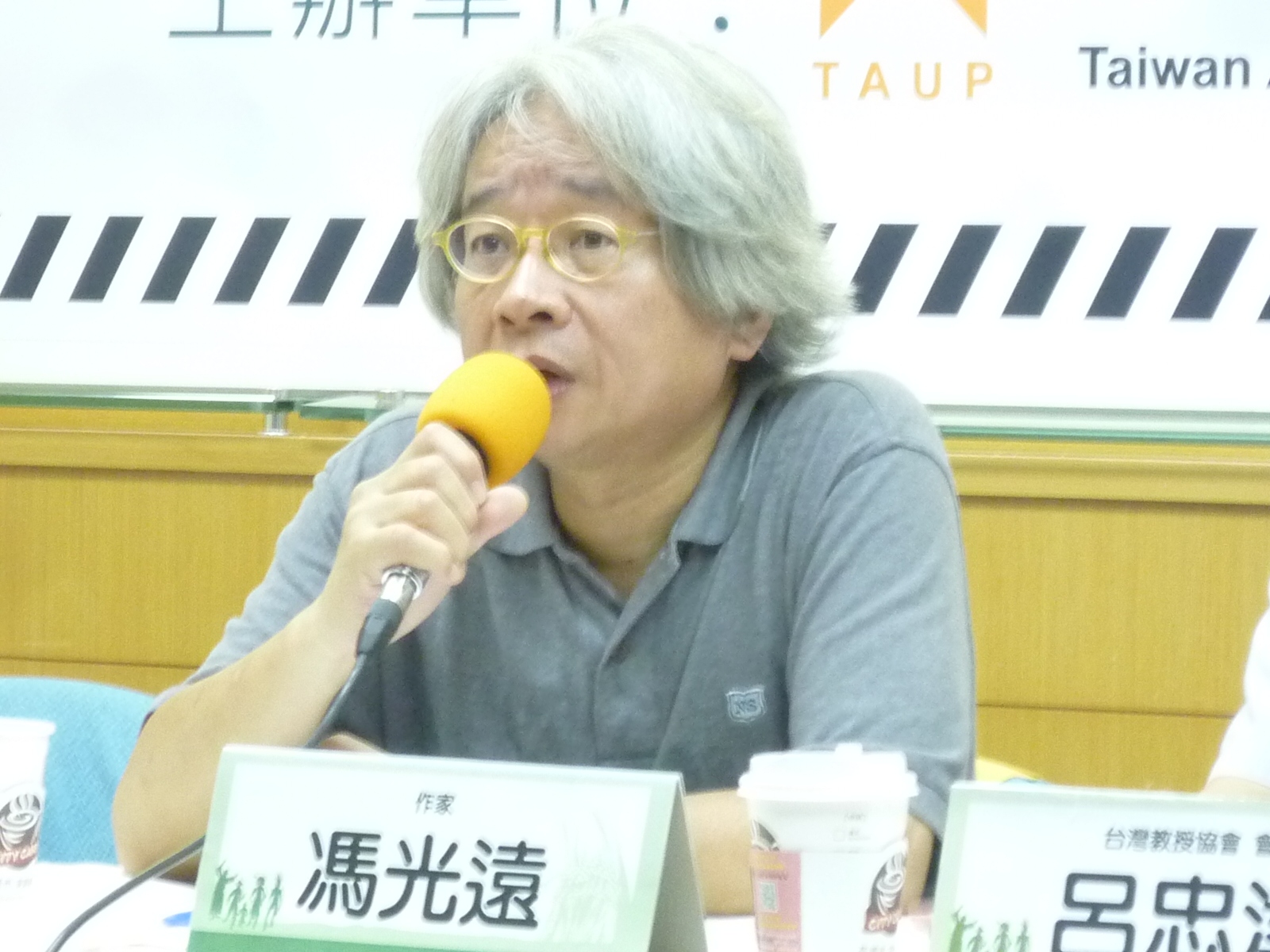 吳育昇等國民黨立委提案罷免時需附身份證並簽切結書，馮光遠痛批罷免民代竟比上賓館還難？（記者林冠妙攝）