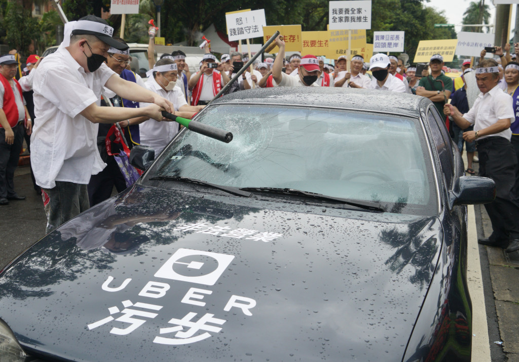 圖為去年7月計程車司機在立法院外抗議政府任由UBER在台營業。圖／張良一（資料照）