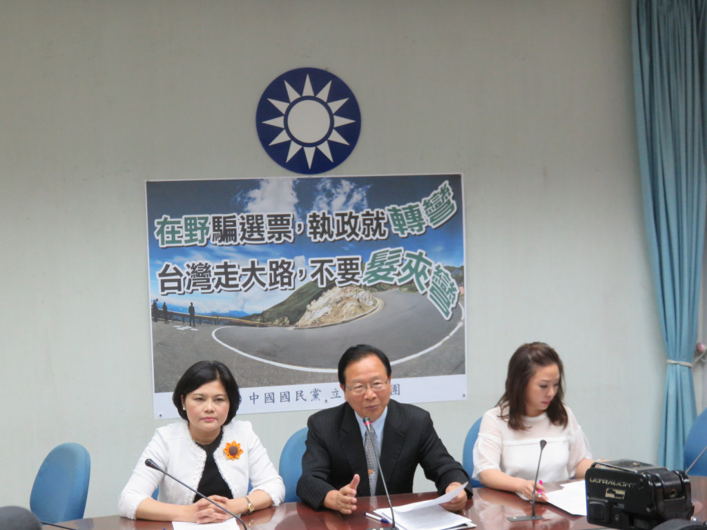 準總統蔡英文明(520)就職，國民黨立院黨團19日召開記者會痛批民進黨政策「髮夾彎」騙選票，黨團書記長林德福怒嗆，民進黨黨綱第一條就是台獨黨綱，過去立法院都是國民黨佔多數，但現在不一樣」，既然全面執政，「有種明天就宣佈，我相信她不敢」（記者唐詩攝影）20160519