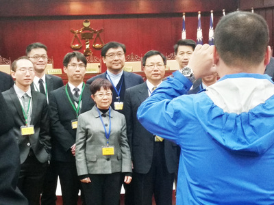 憲法法庭3日審理前台北市議員賴素如（前左2）聲請釋憲案，賴素如開庭時哽咽泣訴，庭後她與律師團在法庭內合影。中央社記者蔡沛琪攝  105年3月3日