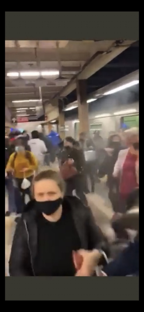 美國紐約12日上午發生地鐵攻擊事件，一名戴防毒面具的非裔男子，在地鐵即將進站之際，於車廂內擲數枚霧彈後在煙霧中開槍，造成16人受傷，其中有10人中彈，但未有生命危險，乘客驚惶失措逃出門。 圖/取自twitter