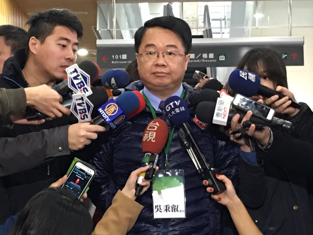 前瞻基礎建設計畫推軌道建設，中央規劃4800億預算，新北市推出8項計畫4500億卻爭取未果，積極參選新北市長的民進黨立委吳秉叡批評「幾張紙就要4500億」，朱立倫則反擊暗批他炮口對內。圖/民報資料照片