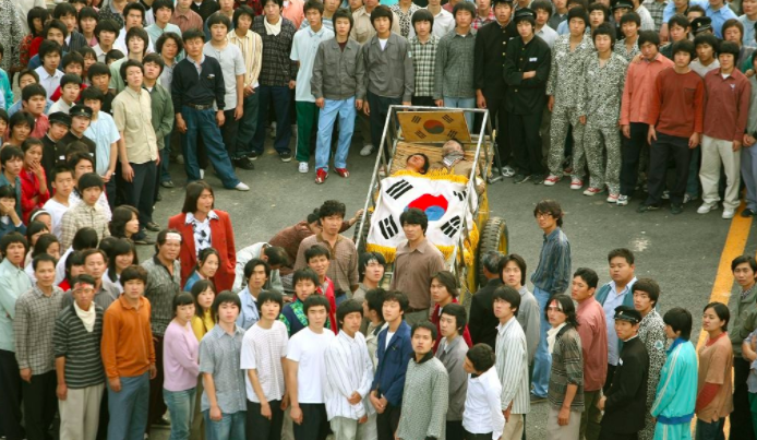 華麗的假期描繪在韓國光州事件時，人民遭到獨裁的威權政府武力鎮壓的故事。圖／取自車庫娛樂