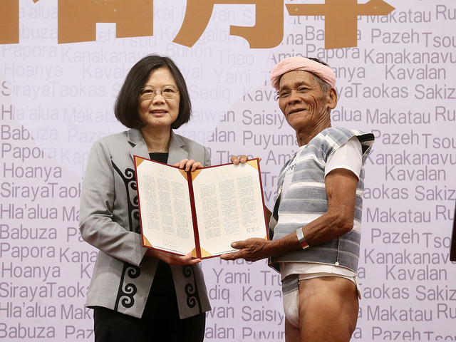 總統今天向16族原住民族道歉，蘭嶼雅美族耆老夏本．嘎納恩代表收受。（總統府提供）