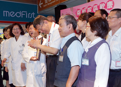 名嘴搶先在臉書貼出大巨蛋報告全文，台北市長柯文哲直呼天啊！怎麼會這樣，這不可以，他要想看看該如何處理。（圖為柯文哲出席陽明醫院30週年院慶，中央社，20150508）