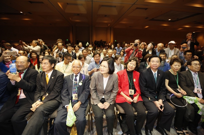 蔡英文出席舊金山台強舉辦演講會，現場湧進1500名僑胞，熱情高喊「蔡總統凍蒜聲」。(民進黨提供)
