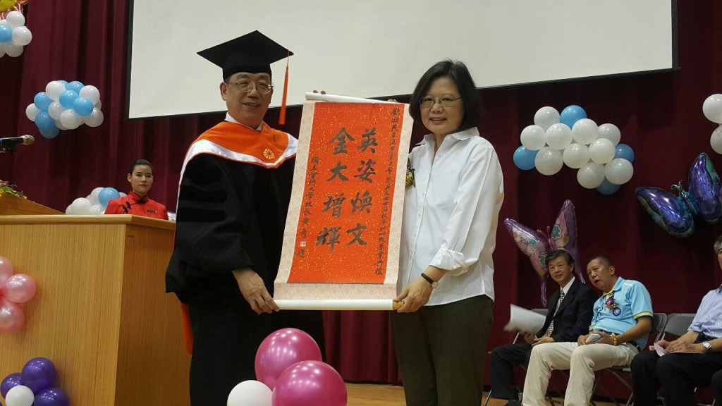 民進黨主席、總統候選人蔡英文今(13)日走訪金門，她承諾，如果未來民進黨有機會執政，必定重新規劃、思考金門下個階段的發展願景。(民進黨提供) 20150613