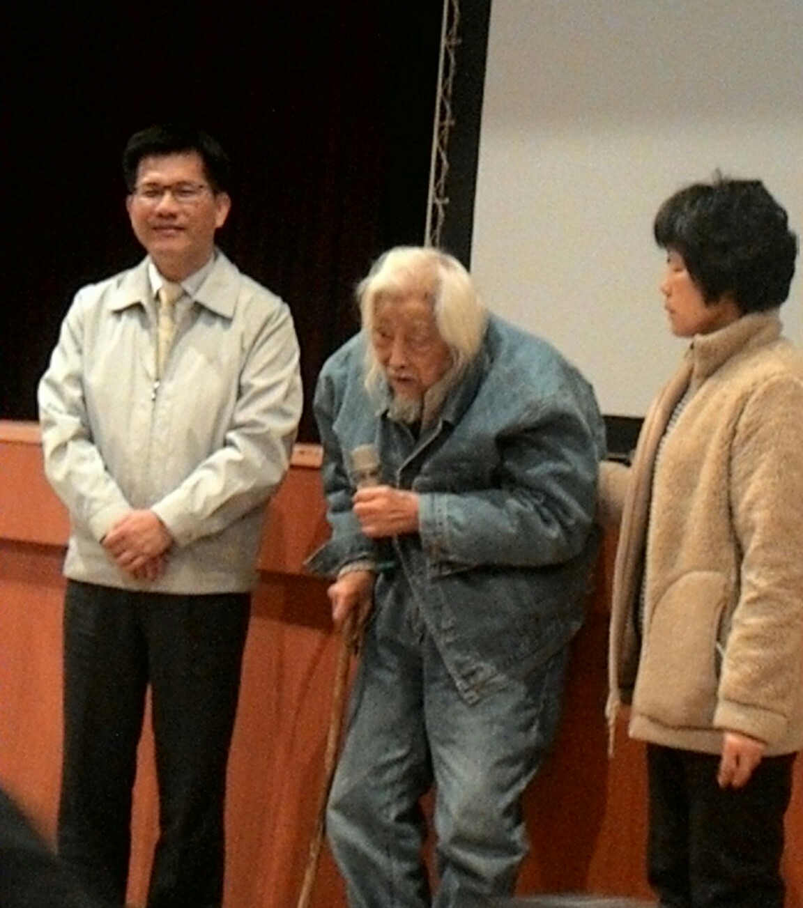 台中市長林佳龍11日晚間出席為台獨奮鬥的史明（圖中）歐吉桑紀錄片試映會。（照片：汪明毅攝）