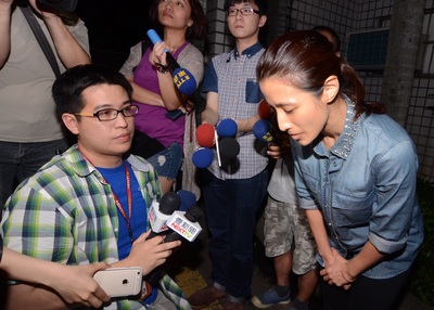 桃檢偵辦阿帕契風波案，藝人李蒨蓉（右）今天深夜被無保請回時，4度鞠躬道歉，對於自己的錯誤行為深感抱歉。(中央社) 20150405