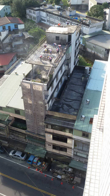 新北市政府為展現優先拆除嚴重影響公安違建的決心，日前展開北宜路一棟加蓋6層樓違建拆除工作。（工務局提供）中央社