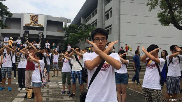 香港中文大學學生於2014年的「公民抗命」雨傘運動，相關活躍。（圖片：友善取自BBC中文網）