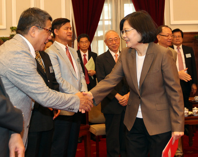 總統蔡英文（前右）15日在總統府接見社團法人中華民國全國中小企業總會全體理監事及所屬各縣市中小企業協會理事長、國家磐石獎企業代表，感謝中小企業在台灣的民主的發展過程中，支持台灣經濟與社會的穩定。（中央社）