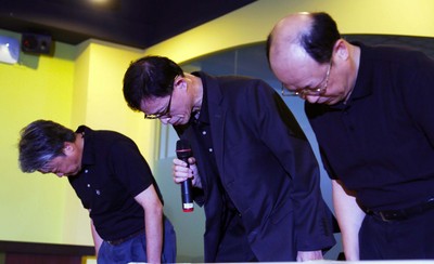 李長榮化工董事長李謀偉（中）3日出面鞠躬道歉表示，有關高雄氣爆事件，李長榮化工對於該負的責任絕對不會逃避，也會全力提供資料協助調查單位。(中央社)