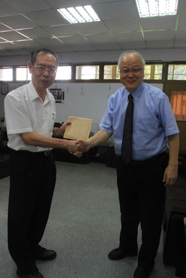 司法院提增訂「郭冠英條款」，以免遭彈劾官員再回任領高額退休金。圖為前行政院新聞局秘書郭冠英（右）回任省政府後，去年7月退休時所攝。（中央社）20150401