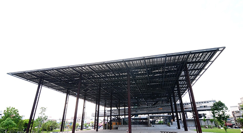 絲瓜棚下的文化工場:網友們戲稱的大飛碟、宇宙戰艦,當然遠看很壯觀。