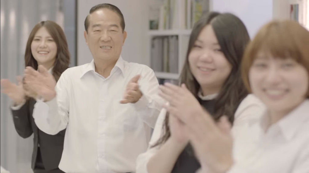 宋瑩配推出第一支競選影片廣告，但民國黨立委只出現集體畫面不到一秒，引發議論。（翻攝自親民黨網路影片）20151214