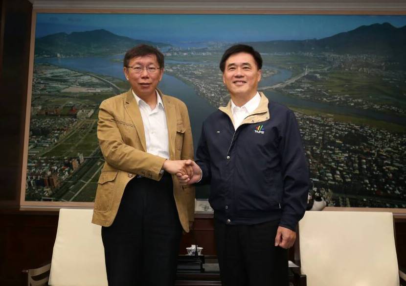 台北市長當選人柯文哲今天(2日)拜會現任市長郝龍斌並進行交接會議,柯文哲今天表示,市政千頭萬緒,今天主要是先建立各部門的溝通管道、聯繫窗口。(蘇元和攝影)