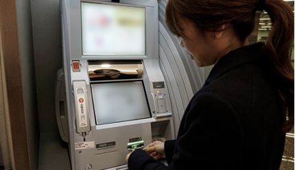 日本多處超商1400台自動提款機（ATM），日前遭人以偽信用卡同步盜領，提取逾14億日圓（圖片：網路翻攝）