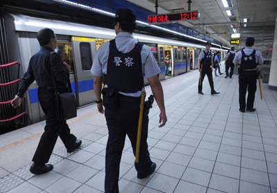 台北捷運板南線發生隨機殺人事件後，台北捷運車站及車廂一度進駐大批員警，嚴防事端再發生。(中央社檔案照)